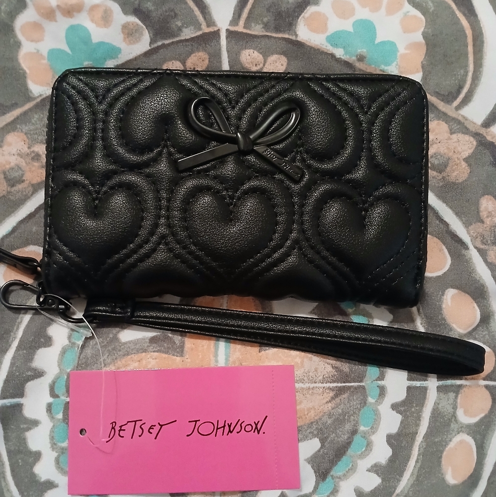 Betsey Johnson Black Quilted Heart Design Wristlet XOKARA